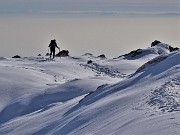 64 Scendendo lo splendido vallone innevato 